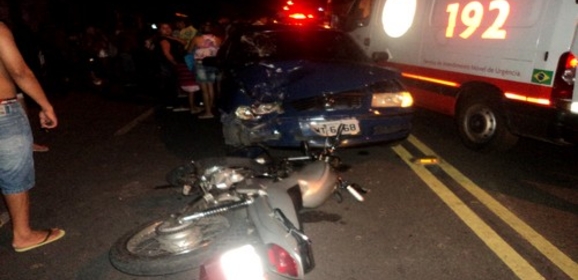 Após monobra arriscada em moto, jovem é atropelado por carro