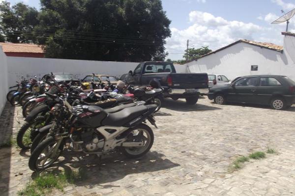 Ve&iacute;culos irregulares ocupam p&aacute;tio da 3&ordf; CIRETRAN.(Imagem:FlorianoNews)