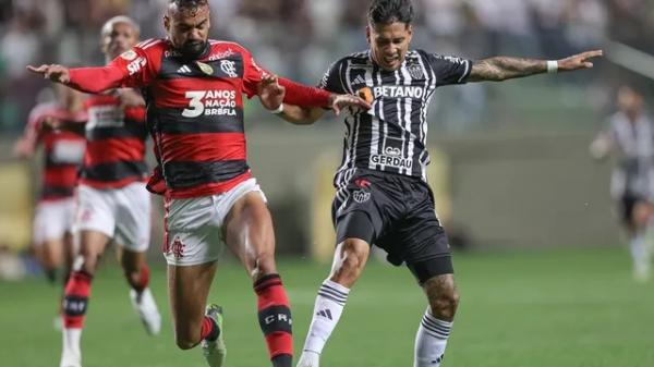 Zaracho, do Atl&eacute;tico-MG, em disputa com Fabr&iacute;cio Bruno, do Flamengo.(Imagem:Pedro Souza)