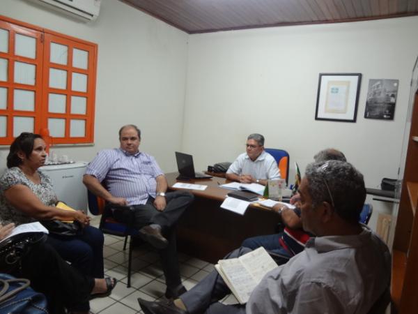 Professores da rede municipal reivindicam pagamento dos sal&aacute;rios atrasados.(Imagem:FlorianoNews)