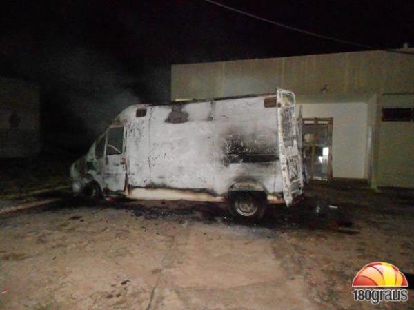Ambul&acirc;ncia pega fogo em estacionamento de hospital no Piau&iacute;.(Imagem:180graus)