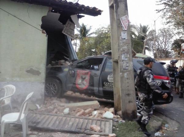 Viatura da Policia Militar invade casa durante perseguição em Teresina