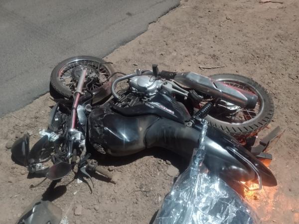 Casal morre após moto invadir contramão e colidir contra carro no Litoral do Piauí