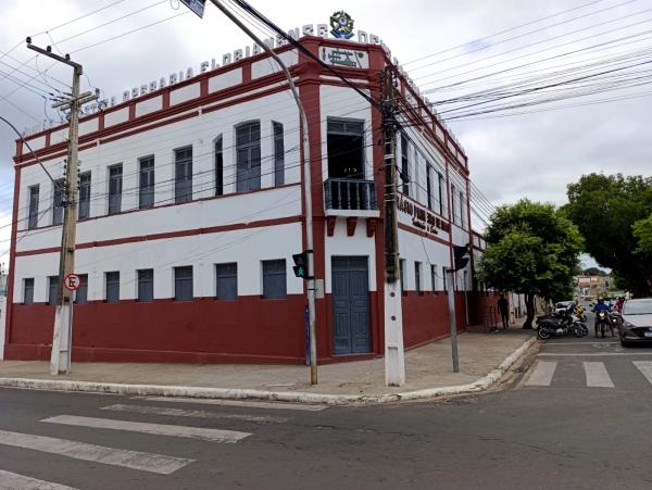 Ginásio Primeiro de Maio celebra 68 anos com festa e desfile pelas ruas de Floriano nesta quinta