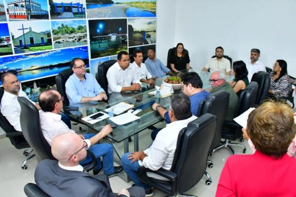 Prefeito de Floriano assina ordens de servi&ccedil;o para asfaltar ruas e ampliar rede el&eacute;trica.(Imagem:Secom)