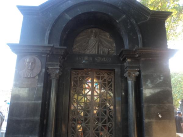 Uma das tumbas mais antigas do cemit&eacute;rio cerca de hist&oacute;rias e mitos(Imagem:Cida Santana)