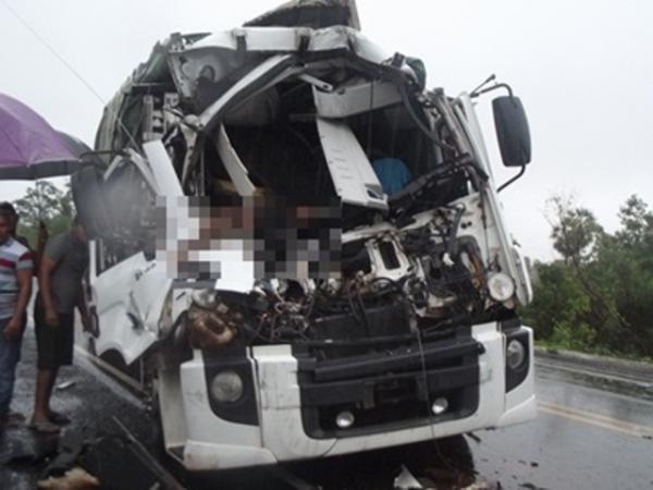 Colisão entre caminhão e carreta deixa uma vítima fatal na BR-230 próximo a Nazaré do Piauí
