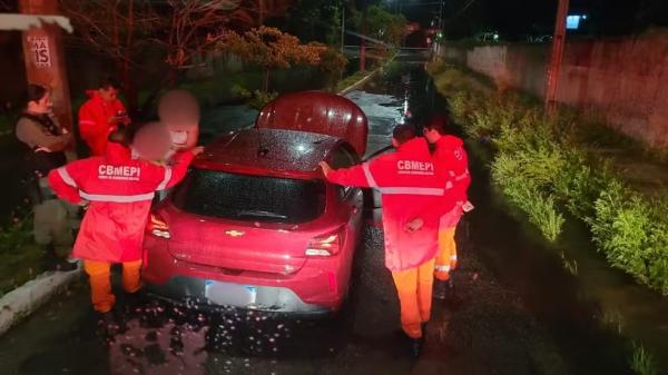 Carro é arrastado por água e mais de 13 árvores caem durante chuva em Teresina