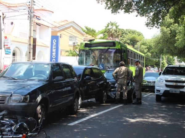 Engavetamento com 12 veículos deixa seis feridos na Frei Serafim