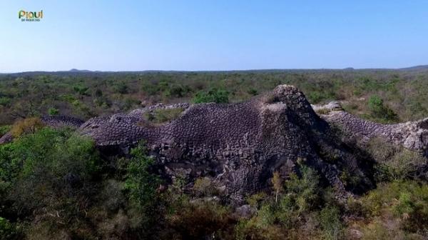 Pedra da Tartaruga, situada no Parque Nacional de Sete Cidades.(Imagem: Reprodu&ccedil;&atilde;o /TV Clube)