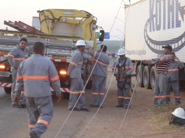 Carreta bate em poste e provoca falta de energia no bairro Samba&iacute;ba.(Imagem:FlorianoNews)