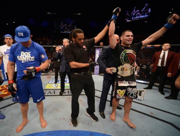 Cain Velásquez domina Junior Cigano e recupera cinturão dos pesados