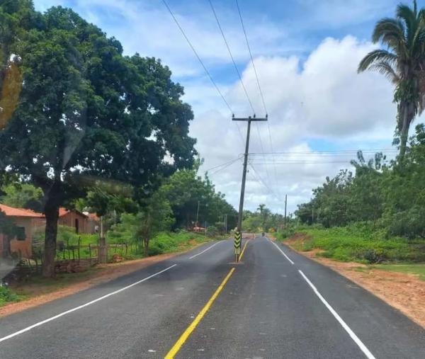  Moradores de comunidade rural reclamam de asfalto constru&iacute;do sob postes de energia, em Miguel Alves.(Imagem: Reprodu&ccedil;&atilde;o )
