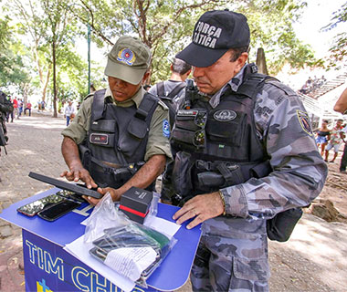 Operação apreende celulares em praça e PM promete fim de comércio ilegal