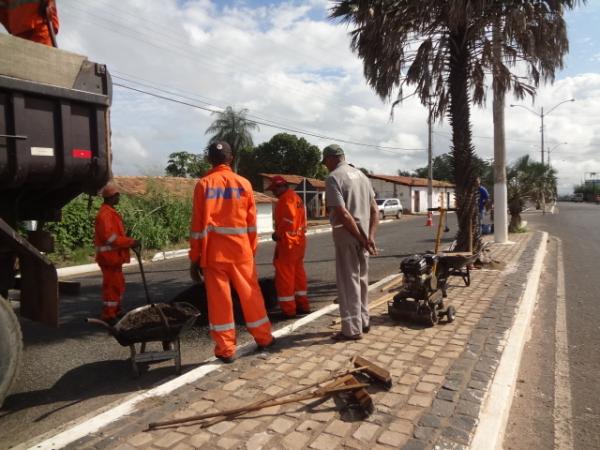 Obras de sinaliza&ccedil;&atilde;o est&atilde;o sendo realizadas em Floriano.(Imagem:FlorianoNews)