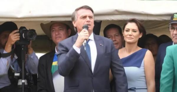 "Imbrochável, imbrochável, imbrochável", diz Bolsonaro na Esplanada
