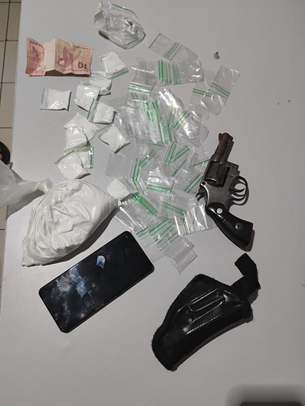 Polícia Militar apreende arma de fogo e drogas em Nazaré do Piauí