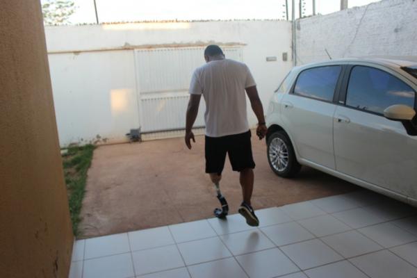 Wesley Cec&iacute;lio usa pr&oacute;tese.(Imagem:Emanuele Madeira/GloboEsporte.com)