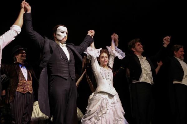 "O Fantasma da Ópera" volta ao palco da Broadway e elenco comemora: "Momento épico"