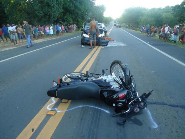 Colis&atilde;o frontal entre carro e moto deixa v&iacute;tima fatal na BR-316.(Imagem:FlorianoNews)