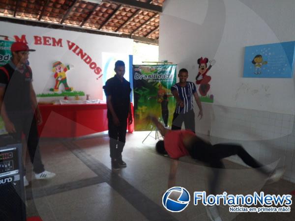Alunos se divertem com apresenta&ccedil;&atilde;o de dan&ccedil;as na Semana da Crian&ccedil;a.(Imagem:FlorianoNews)