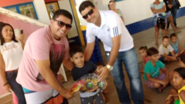 Empres&aacute;rio realiza distribui&ccedil;&atilde;o de brinquedos arrecadados em jogo beneficente.(Imagem:Reprodu&ccedil;&atilde;o/Facebook)