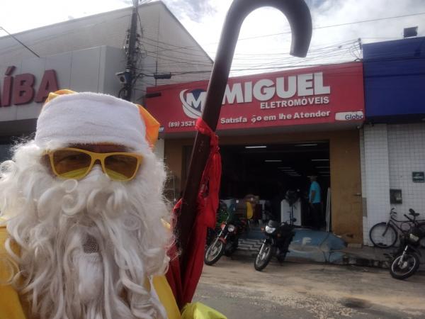 Rep&oacute;rter Amarelinho se veste de Papai Noel para manter viva a magia do Natal em Floriano.(Imagem:FlorianoNews)