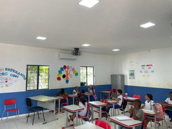 Prefeitura de Floriano instala aparelhos de ar-condicionado em escola da localidade Amolar(Imagem:Secom)