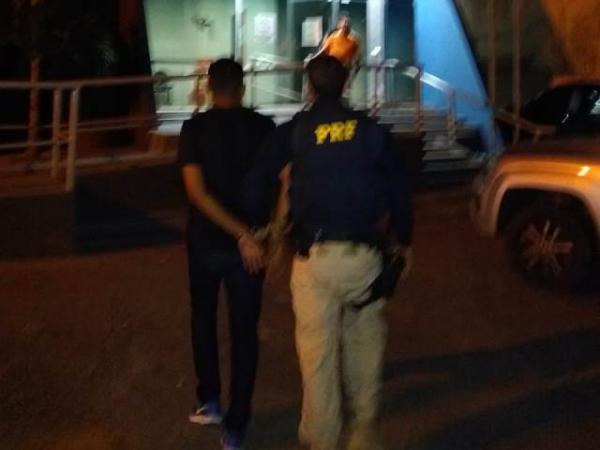 Homem com mandado de prisão em aberto é detido pela PRF de Floriano