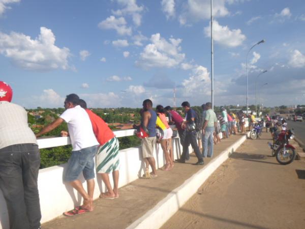 Jovem que pulou da ponte em Floriano ainda não foi encontrada