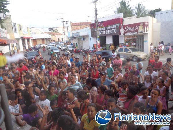 Crian&ccedil;as ganham presentes do Papai Noel dos Correios em Floriano.(Imagem:FlorianoNews)