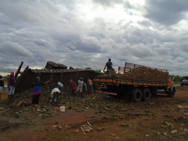 Caminh&atilde;o carregado de abacaxi tomba na Rotat&oacute;ria do Paracaty.(Imagem:FlorianoNews)