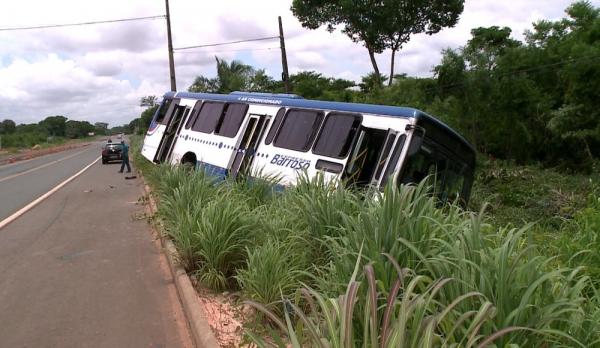 Ônibus desce barranco ao tentar desviar de caminhão na BR-343