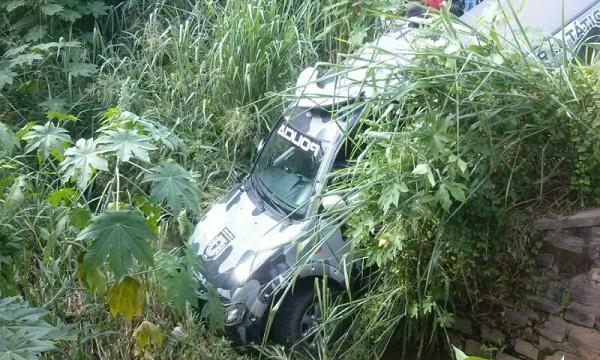 Viatura da PM cai em riacho durante perseguição em bairro de Floriano