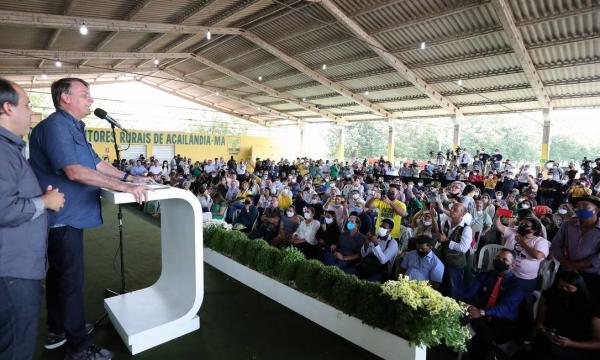 Bolsonaro é multado por não usar máscara e causar aglomeração no Maranhão