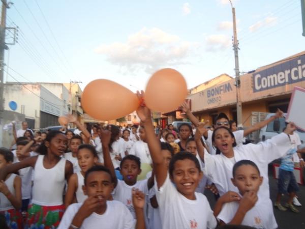 Caminhada com alunos do Programa Mais Educa&ccedil;&atilde;o.(Imagem:FlorianoNews)