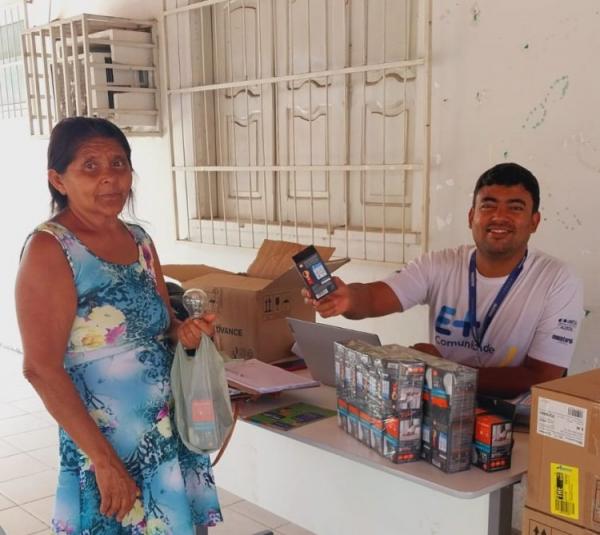 Ação social da Prefeitura de Floriano em parceria com a Equatorial realiza troca de lâmpadas