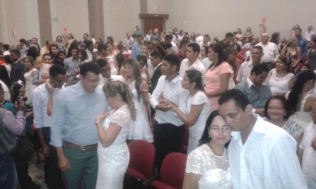 Casais confirmam união em casamento coletivo no Cine Teatro da Assembleia