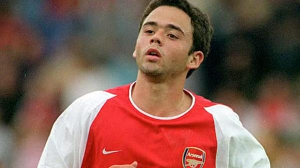 Juan na passagem pelo Arsenal em 2001/02: foram dois jogos pelo clube.(Imagem:Reprodu&ccedil;&atilde;o/Arsenal.com)
