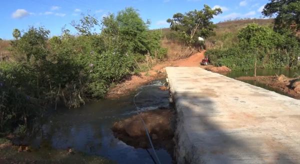 Comunidade se re&uacute;ne e constr&oacute;i ponte para atravessar rio no Piau&iacute;.(Imagem:Reprodu&ccedil;&atilde;o/TV Clube)