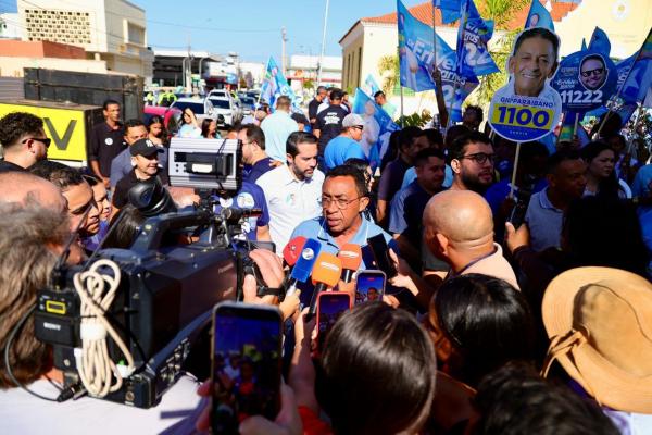  Joel re&uacute;ne multid&atilde;o em Picos e, ao lado de Ciro, &eacute; recebido com festa: 