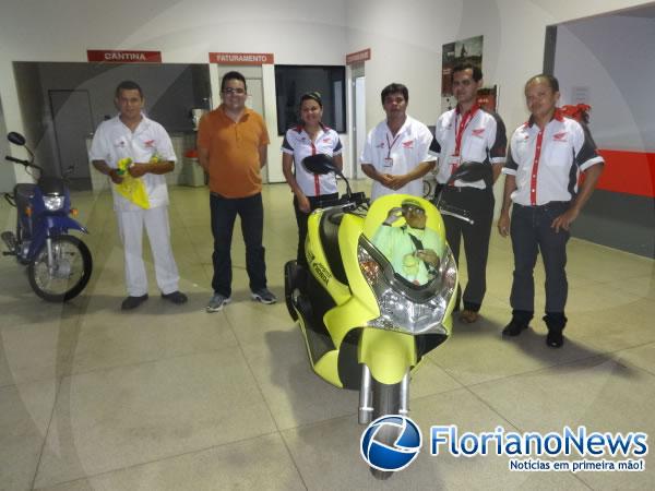 Rep&oacute;rter Amarelinho recebeu nova moto personalizada da Cajueiro Motos.(Imagem:FlorianoNews)