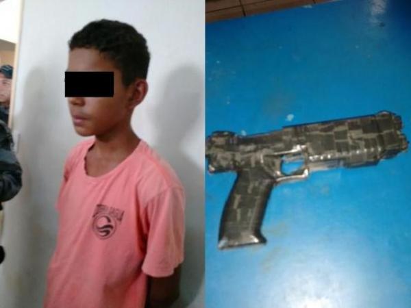 Menor &eacute; apreendido com arma falsa em Floriano.(Imagem:Reprodu&ccedil;&atilde;o/PM)