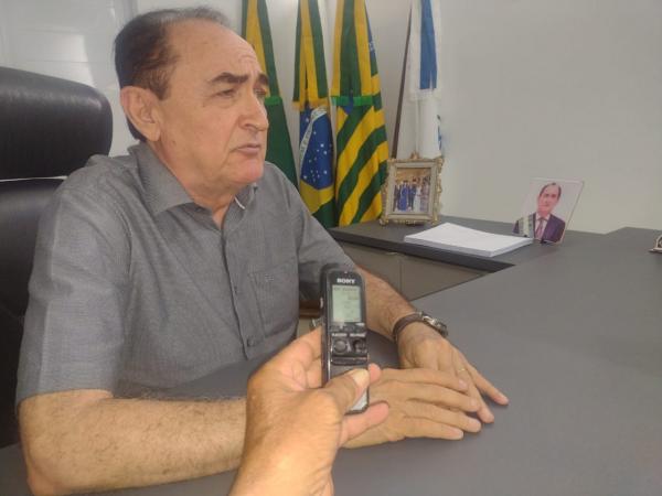 Prefeito Antonio Reis detalha planos de gestão e alerta para período chuvoso em Floriano