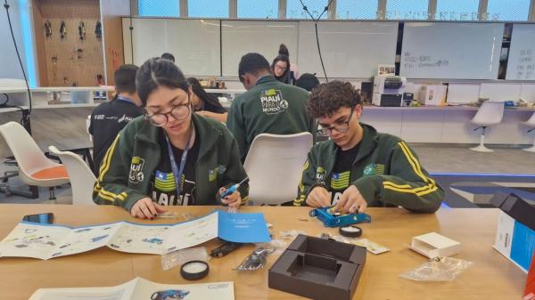 Os estudantes tiveram contato com ferramentas desenvolvidas pela Google, explorando aplicações práticas para organização de estudos.(Imagem:Ascom Seduc)