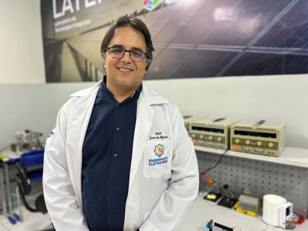 Professor Juan Aguiar, coordenador do N&uacute;cleo de Forma&ccedil;&atilde;o e Pesquisa em Energias Renov&aacute;veis do Piau&iacute; - NUFPERPI e do N&uacute;cleo de Altos Estudos em Energias Renov&aacute;veis do Piau&iacute; - NAEERP(Imagem:Arquivo pessoal)