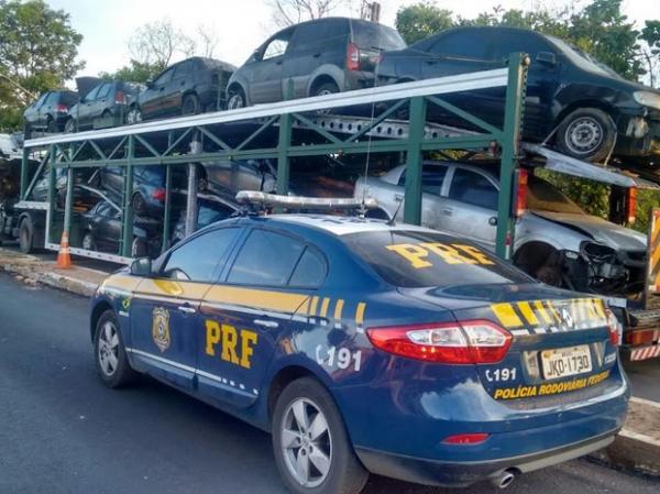PRF apreende carreta com veículos roubados em Floriano