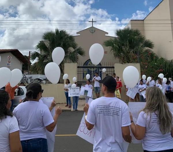 Familiares e amigos de adolescentes achados mortos prestam homenagem e pedem justiça um ano após cri