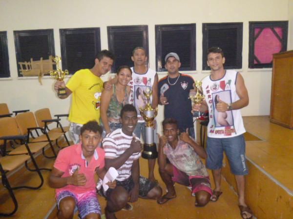 Com homenagem às mães, Arrocha Um Aperta o Outro é eleita campeã do Carnaval 2015