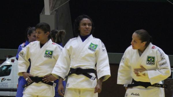 Erika Miranda ao lado de Sarah Menezes durante o primeiro dia de treino da Sele&ccedil;&atilde;o Brasileira em Teresina. Equipe segue na cidade at&eacute; domingo.(Imagem:Renan Morais)
